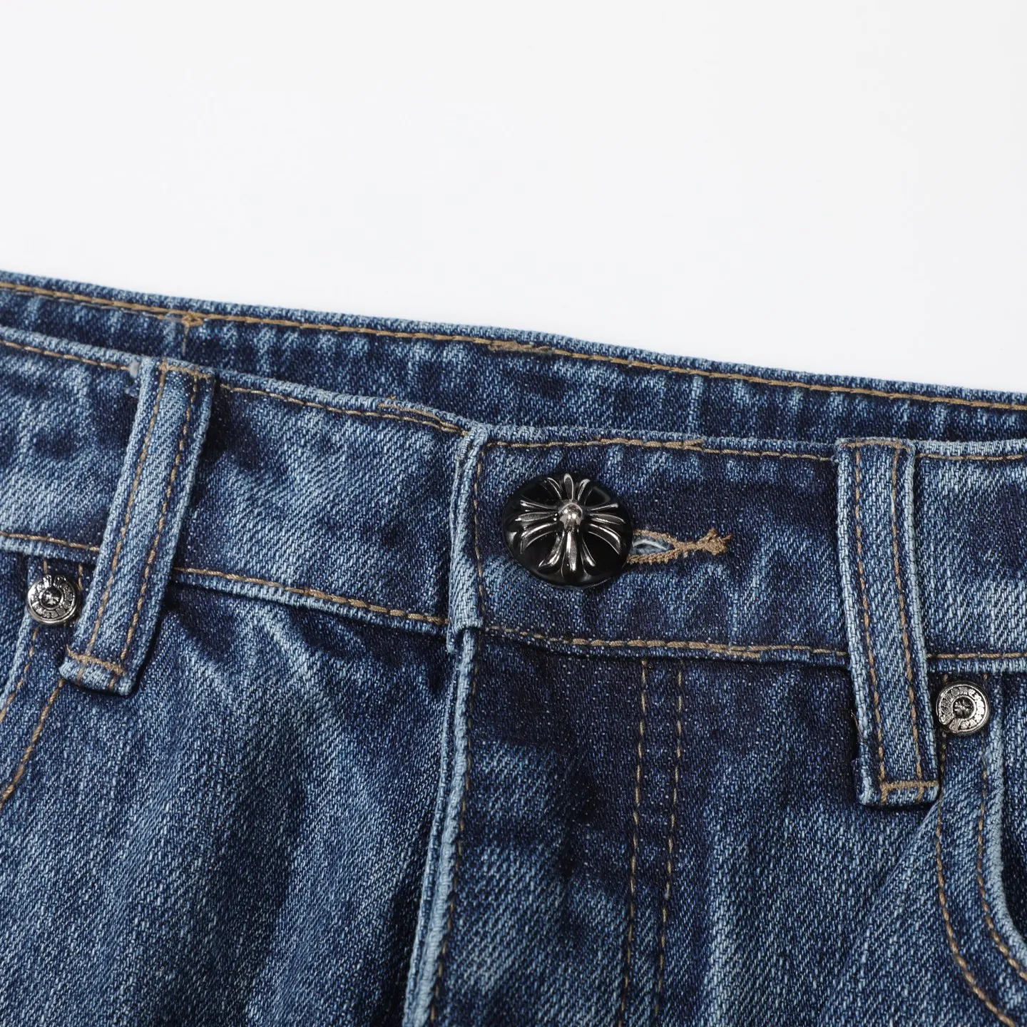 P270 ChromeHearts Chrome washed blue black and white leather straight pants, ceiling-level jeans, a pair is hard to find at the counter‼ ️About Zangyin✅This is an extremely luxurious fashion brand that can also be called the aristocracy of the high street. It has always been an exclusive brand for some hipsters or rich second generations. The color of this model is already very eye-catching by using a unique washed material. It is decorated with pink patch cross flowers, which cleverly highlights the charm of the brand. Secondly, this model adopts a classic high-waist cut design, which highlights the long legs and fashionable temperament of the upper body. The brand is highly recognizable and the slim-fitting configuration is more suitable for daily wear. The personality will be fashionable and the specifications can be seen at a glance. Materials and technology ✅ Needless to say, this point goes without saying. As an excellent craftsman brand, Zangyin's requirements for details and craftsmanship are really perfect. The washed color of this model has gone through a lot of processes, not to mention the embellishment of the denim appliqués. It is also purely handmade and sewn. Just like what they believe in, only handmade things have soul and have the meaning of wearing. A top-notch heavy-duty fashionable denim item, recommended by both hands‼ ️ Size: 28, 30, 32, 34, 36 (S-XXL) Color: blue Size reference: Pants length 100 102 104 106 106 Waist 72 76 80 84 88 Recommended weight S (about 110 pounds) M (about 120 pounds) L (about 140 pounds) XL (about 165) XXL (about 185)